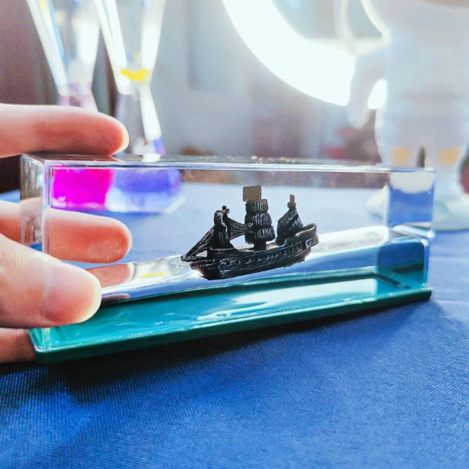 Acrylic Cruise Ship Hits Iceberg Decoration That Never Sinks, Liquid Wave Paperweight Desk Craft, Car Desktop Ornaments